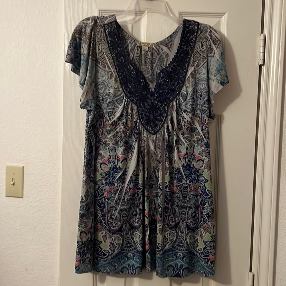 1x multiple colors. Short sleeve. Swing bottom